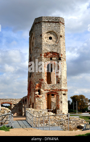 Vecchio, pietra in rovina la torre dell'orologio di castello Krzyztopor in Ujazd, Polonia Foto Stock