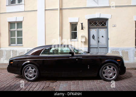 Vista laterale di un nero Rolls Royce Phantom parcheggiata sul lato della strada a Tallinn in Estonia Foto Stock