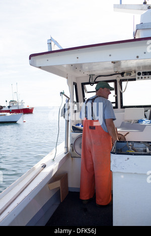 Lobsterman Eric Emmons su lobster boat. Foto Stock