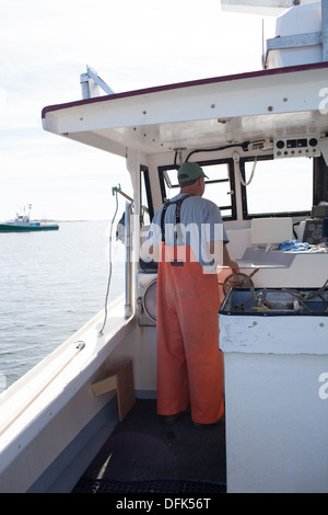 Lobsterman Eric Emmons su lobster boat. ME Maine New England Foto Stock