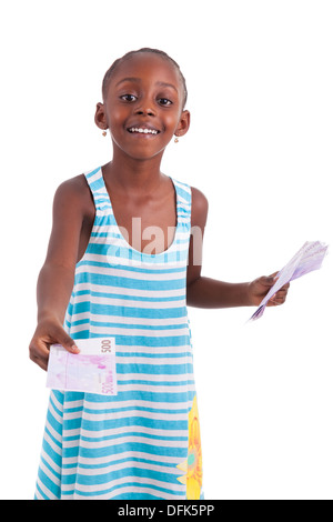 Poco ragazza africana holding cinquecento Euro Bills, isolati su sfondo bianco - nero di persone Foto Stock