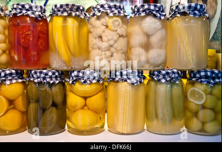 Decapati banana, limone, funghi, aglio, pomodoro, cavolfiore, mais, pompelmo e cetriolini, in vasetti Foto Stock