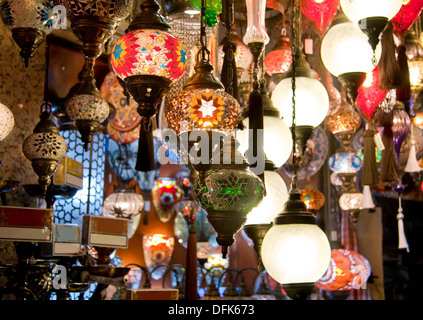 Colorato tradizionale turca di diversi tipi di luci turco sul display Foto Stock