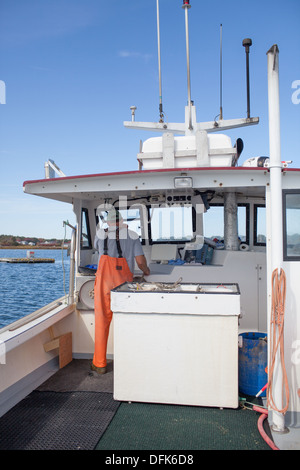 Lobsterman Eric Emmons spinge la sua Maine lobster boat out Foto Stock