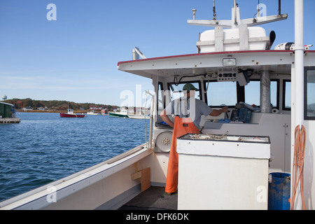Eric Emmons spinge la sua Maine lobster boat out Foto Stock