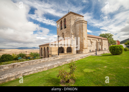 Chiesa di Santa Eufemia nel villaggio di Tiebas, Navarra, Spagna Foto Stock