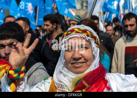 Il popolo curdo si sono riuniti per celebrare il newroz di Istanbul, in Turchia, 21 marzo 2010. Foto Stock