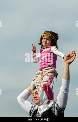 Il popolo curdo si sono riuniti per celebrare il newroz di Istanbul, in Turchia, 21 marzo 2010. Foto Stock