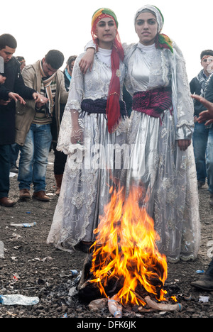 Il popolo curdo si sono riuniti per celebrare il newroz di Istanbul, in Turchia, 21 marzo 2010. Foto Stock