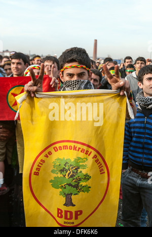 Il popolo curdo si sono riuniti per celebrare il newroz di Istanbul, in Turchia, 21 marzo 2010. Foto Stock