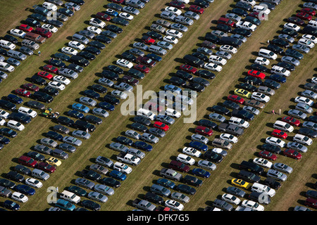 Fotografia aerea automobili parcheggiate AirVenture 2013, Experimental Aircraft Association, Oshkosh, Wisconsin Foto Stock