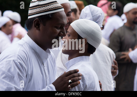 Eid abbracciare ,dopo il Ramadan preghiera ,oltre,esprimendo il sentimento di fratellanza. Foto Stock