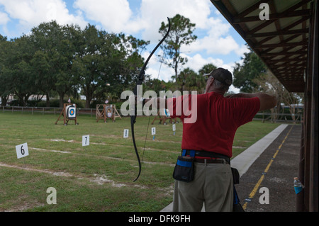 Paradiso campo di tiro con l'arco nei villaggi in Florida. Un adulto comunità di pensione. Foto Stock