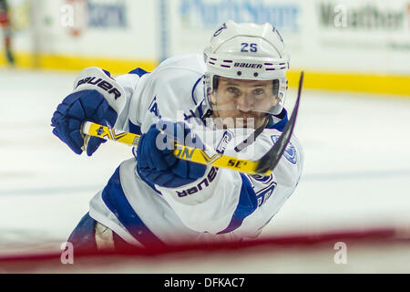 Chicago, IL, Stati Uniti d'America. Il 7 ottobre, 2013. Ottobre 05, 2013: Chicago, Illinois, Stati Uniti - Fulmini #26 Martin St Louis in azione prima che la National Hockey League tra Chicago Blackhawks e il Tampa Bay Lightning presso la United Center di Chicago, IL. © csm/Alamy Live News Foto Stock