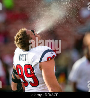 San Francisco, CA, Stati Uniti d'America. Il 7 ottobre, 2013. 6 ottobre 2013: Houston Texans difensivo fine J.J. Watt (99) prima della NFL partita di calcio tra la Houston Texans e San Francisco 49ers al Candlestick Park di San Francisco, CA. © csm/Alamy Live News Foto Stock