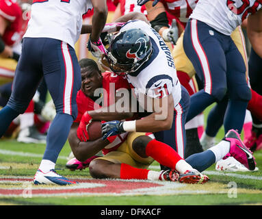 San Francisco, CA, Stati Uniti d'America. Il 7 ottobre, 2013. 6 ottobre 2013: San Francisco 49ers running back Frank Gore (21) alimenta la sua strada nella zona di estremità e perde il suo casco durante la NFL partita di calcio tra la Houston Texans e San Francisco 49ers al Candlestick Park di San Francisco, CA. Il 49ers portano i Texans 21-0 a tempo di emisaturazione. © csm/Alamy Live News Foto Stock