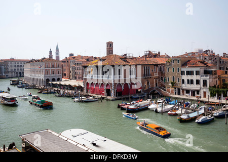 Una vista sul coperto Mercato del pesce torna, vicino al Ponte di Rialto a Venezia. Vue sur l'arrière du marché aux poissons, à Venise. Foto Stock