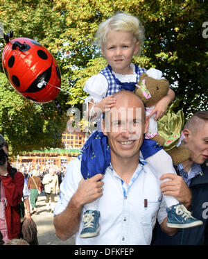 Monaco di Baviera, Germania. 06 ott 2013. Del Bayern Monaco Arjen Robben e sua figlia Lynn pongono a Monaco di Baviera - Festa della birra di Monaco di Baviera, Germania, 06 ottobre 2013. Foto: FELIX HOERHAGER/dpa/Alamy Live News Foto Stock