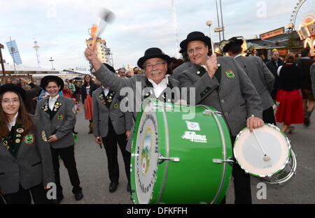 Monaco di Baviera, Germania. 06 ott 2013. La Marching Band Hoergertshausen esegue alla fine del Monaco di Baviera - Festa della birra di Monaco di Baviera, Germania, 06 ottobre 2013. Foto: FELIX HOERHAGER/dpa/Alamy Live News Foto Stock