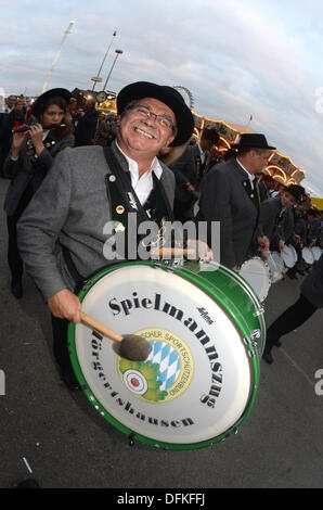 Monaco di Baviera, Germania. 06 ott 2013. La Marching Band Hoergertshausen esegue alla fine del Monaco di Baviera - Festa della birra di Monaco di Baviera, Germania, 06 ottobre 2013. Foto: FELIX HOERHAGER/dpa/Alamy Live News Foto Stock
