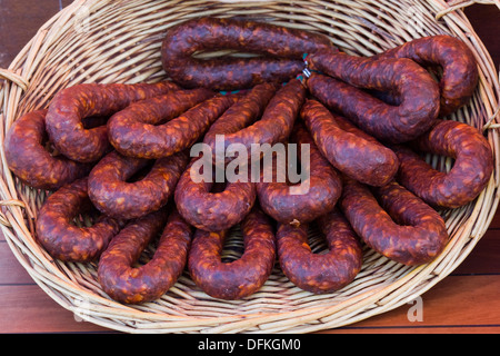 Display del chorizo a caldo in un cesto di vimini Foto Stock