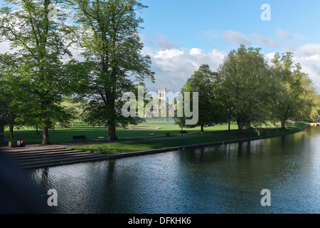 Vista dal fiume Cam attraverso Gesù verde a St John's College di Cambridge Regno Unito Foto Stock