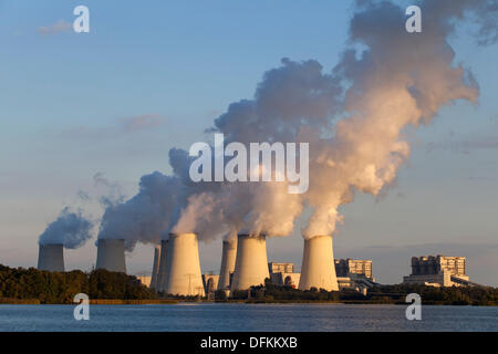 Germania/Brandeburgo/Jaenschwalde, Jaenschwalde power plant visto da di Peitz in serata autunnale-sun, 02 Ott 2013 Foto Stock