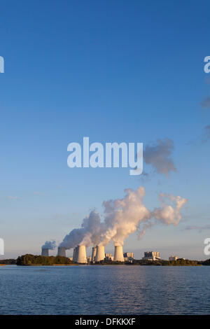 Germania/Brandeburgo/Jaenschwalde, Jaenschwalde power plant visto da di Peitz in serata autunnale-sun, 02 Ott 2013 Foto Stock