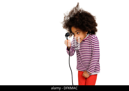 Bella ragazza scuro con i capelli in aria a causa di una scossa elettrica isolata in bianco Foto Stock