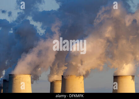 Germania/Brandeburgo/Jaenschwalde, Jaenschwalde power plant visto da di Peitz in serata autunnale-sun, 02 Ott 2013 Foto Stock