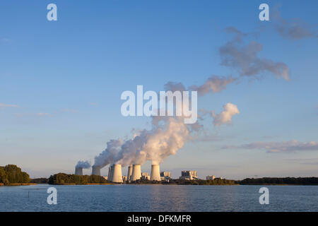 Germania/Brandeburgo/Jaenschwalde, Jaenschwalde power plant visto da di Peitz in serata autunnale-sun, 02 Ott 2013 Foto Stock