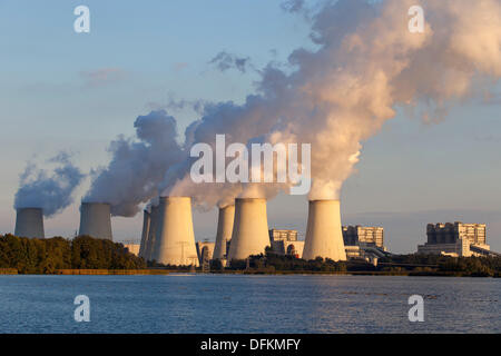Germania/Brandeburgo/Jaenschwalde, Jaenschwalde power plant visto da di Peitz in serata autunnale-sun, 02 Ott 2013 Foto Stock