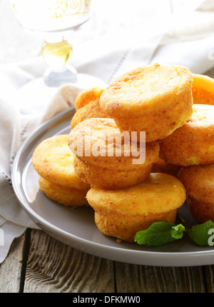 Formaggio mini muffin con zucca e arancione Foto Stock