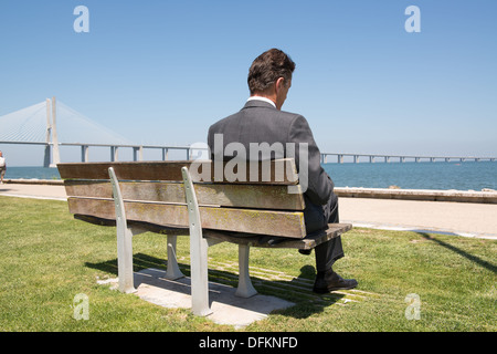 Imprenditore di relax all'aperto vicino all'acqua Foto Stock