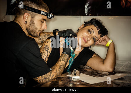 Barcellona, Spagna. 6 OTT 2013: una donna ottiene il suo collo tatuato al XVI international Barcellona Tattoo Expo Credito: matthi/Alamy Live News Foto Stock