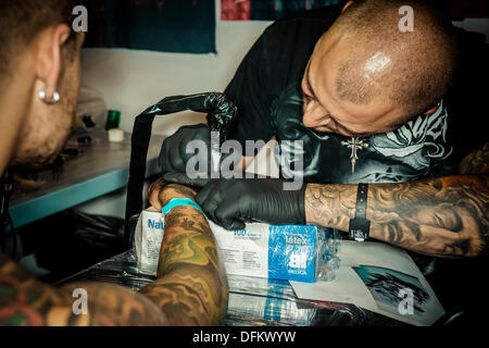 Barcellona, Spagna. 6 OTT 2013: Tattoo Artist Viktor con un client in un sedicesimo Barcellona internazionali Tattoo Expo Credito: matthi/Alamy Live News Foto Stock