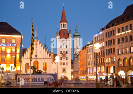 Marienplatz e Altes Rathaus il municipio vecchio di notte, Monaco di Baviera, Germania Foto Stock