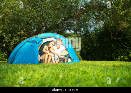 Ritratto di una giovane coppia seduta in una tenda Foto Stock