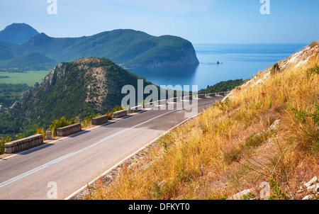 Estate strada di montagna con il blu del cielo e del mare sullo sfondo. Mare Adriatico costa, Montenegro Foto Stock