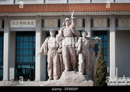 Una delle statue rivoluzionario si trova vicino all'ingresso del Presidente Mao Memorial Hall (il Mausoleo di Mao Zedong) n Pechino Foto Stock