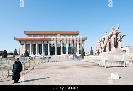 Una delle statue rivoluzionario si trova vicino all'ingresso del Presidente Mao Memorial Hall (il Mausoleo di Mao Zedong) n Pechino Foto Stock