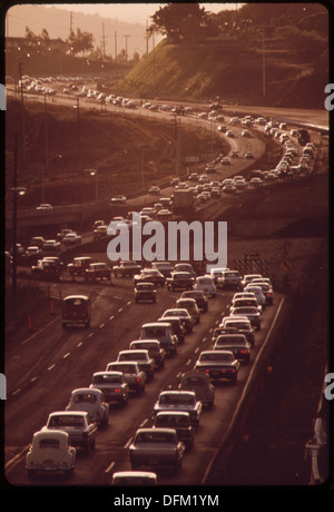 Mattina ora di punta del traffico su H-1 FREEWAY AVVICINANDO HONOLULU da ovest. Pendolari provengono da tale crescita veloce... 553726 Foto Stock