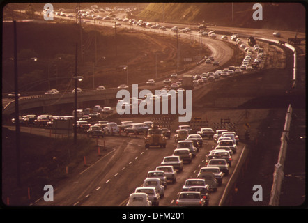 Mattina ora di punta del traffico su H-1 FREEWAY AVVICINANDO HONOLULU da ovest. Pendolari provengono da tale crescita veloce... 553727 Foto Stock