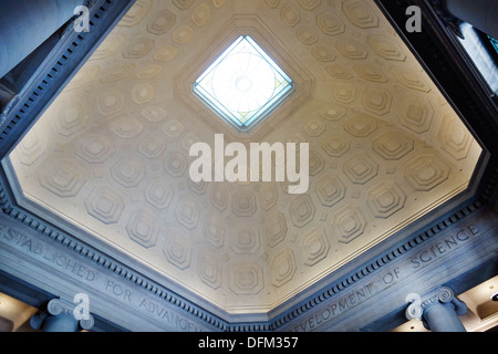 Edificio 7 all'interno del campus del MIT Foto Stock