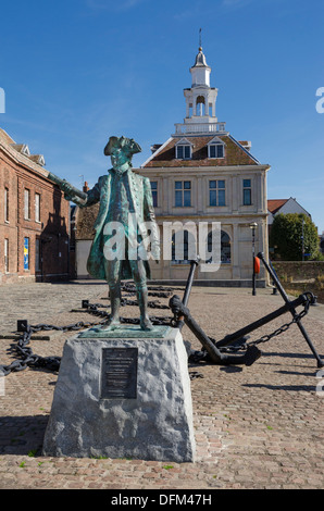 Statua di il Capitano George Vancouver davanti alla casa doganale Kings Lynn, Norfolk Foto Stock