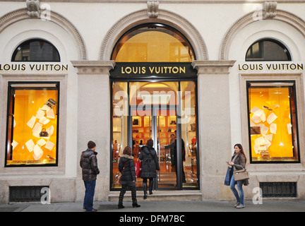 Italia Lombardia Milano Via Montenapoleone Louis Vuitton fashion shop Foto Stock