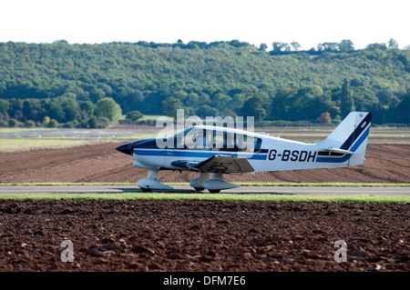 Robin DR400 Regent (G-BSDH) in rullaggio a Wellesbourne Airfield. Foto Stock