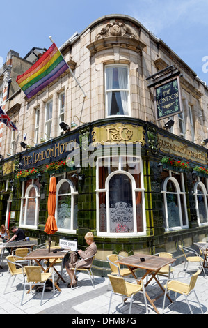 Il London Hotel, Pub con Gay Pride / bandiera arcobaleno, Oxford Street, Southampton, Hampshire, Inghilterra, Regno Unito. Foto Stock
