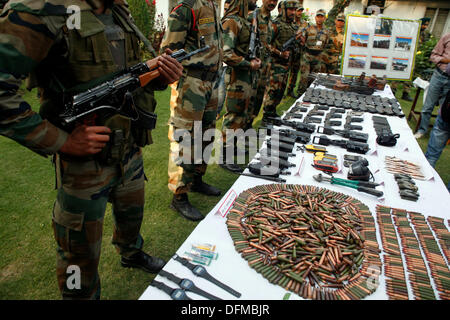 Srinagar, Indiano Kashmir amministrato 07th ottobre esercito indiano visualizza le armi sequestrate da militanti al Badami Bagh cantonment a Srinagar, la capitale estiva di Indiano-Kashmir amministrato. L'esercito indiano dice che ha ucciso una dozzina di Pakistan esercito-backed infiltrati nel settore Keran lungo la linea di controllo , il de facto una frontiera che divide la Indiani e Pakistani controllata di parti del Kashmir, in una pistola di una battaglia che è entrato il quattordicesimo giorno lunedì. (Sofi Suhail/ Alamy Live News) Foto Stock