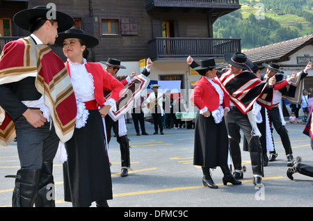 Ballerini cileno a coppie al Festival Internazionale del Folklore e danza dalle montagne (CIME) Foto Stock